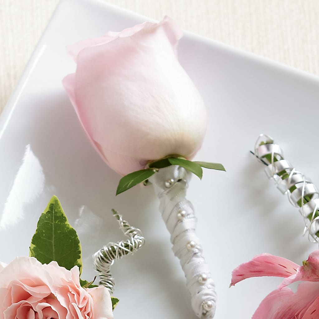 Pink Rose Boutonniere – Double D Flower Shop, Mercedes TX